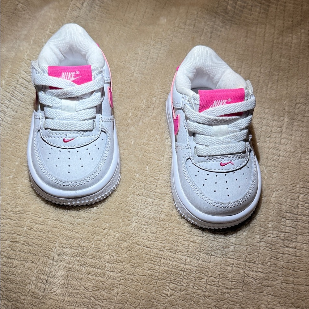 Nike Kids Sneakers in White and Pink